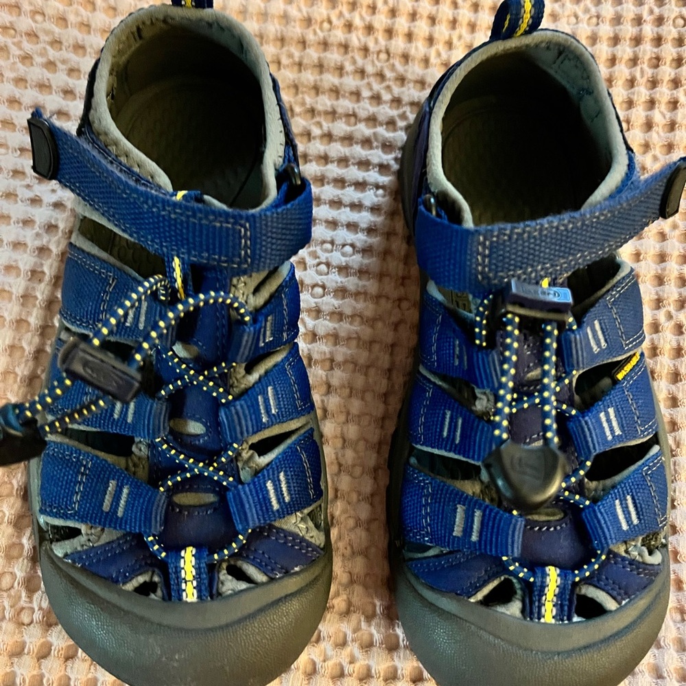 Like new condition Boys keens.  Size 1.